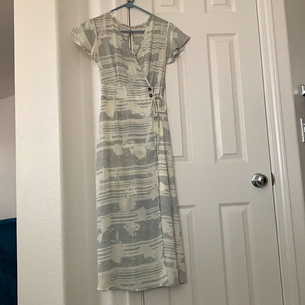 Sienna Sky MIDI cream black flowy dress